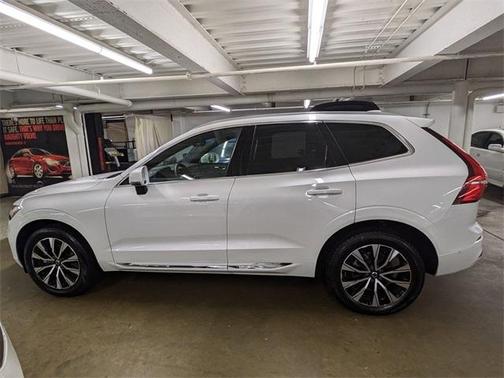 2023 Volvo XC60 B5 Plus Bright Theme