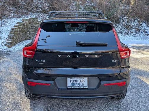 2025 Volvo XC40 B5 Plus Dark Theme