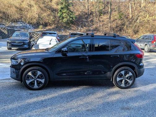2025 Volvo XC40 B5 Plus Dark Theme