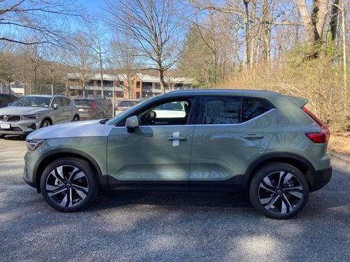 2025 Volvo XC40 B5 Ultra Bright Theme