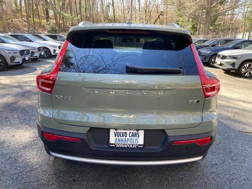 2025 Volvo XC40 B5 Ultra Bright Theme