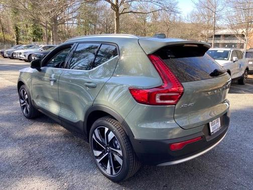 2025 Volvo XC40 B5 Ultra Bright Theme
