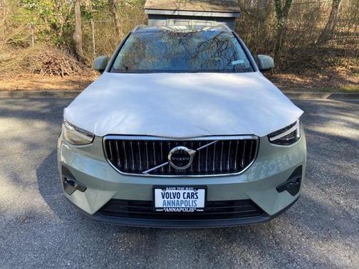 2025 Volvo XC40 B5 Ultra Bright Theme