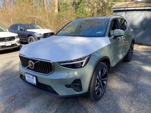 2025 Volvo XC40 B5 Ultra Bright Theme