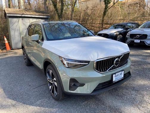 2025 Volvo XC40 B5 Ultra Bright Theme