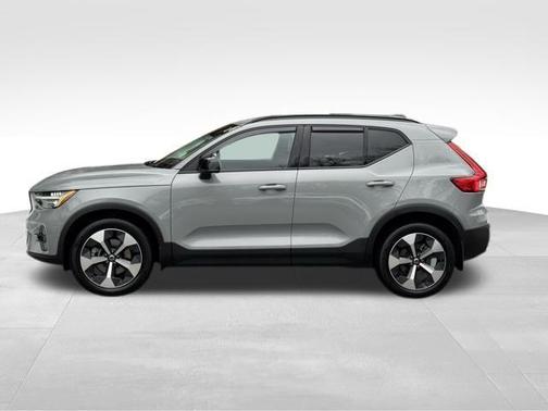 2024 Volvo XC40 B5 Plus Dark Theme