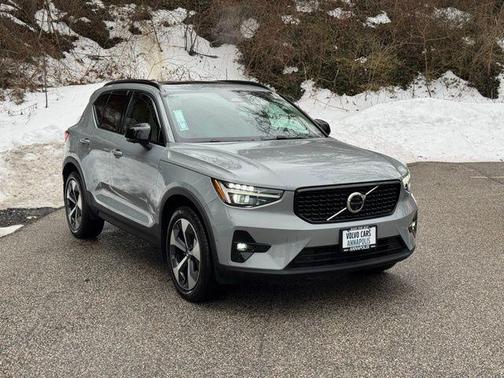 2024 Volvo XC40 B5 Plus Dark Theme