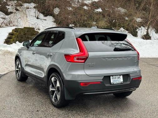 2024 Volvo XC40 B5 Plus Dark Theme