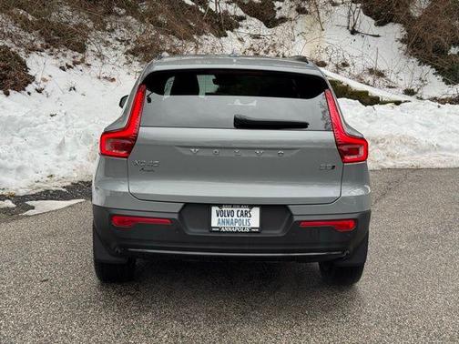 2024 Volvo XC40 B5 Plus Dark Theme