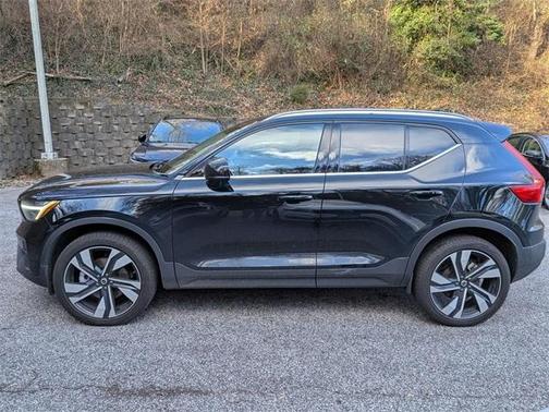 2024 Volvo XC40 B5 Ultimate Bright Theme