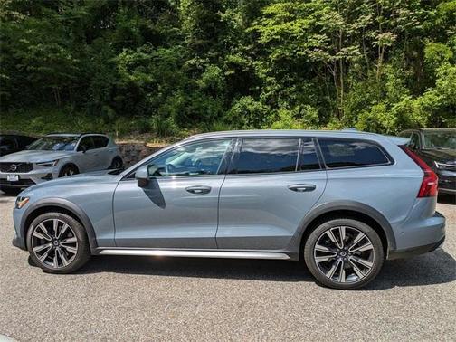 2022 Volvo V60 Cross Country T5