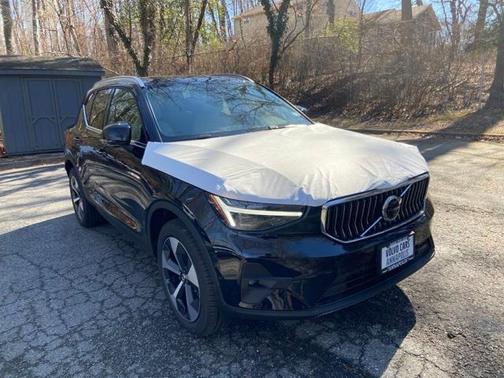 2025 Volvo XC40 B5 Plus Bright Theme