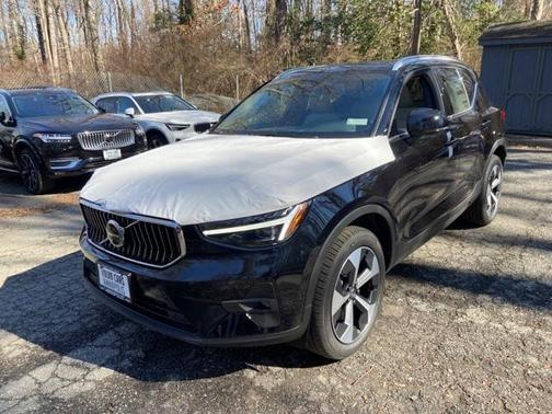 2025 Volvo XC40 B5 Plus Bright Theme
