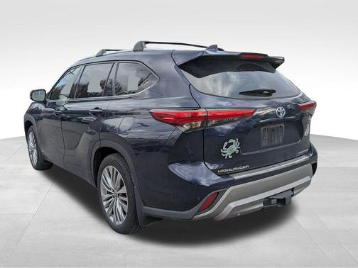2022 Toyota Highlander Hybrid Platinum