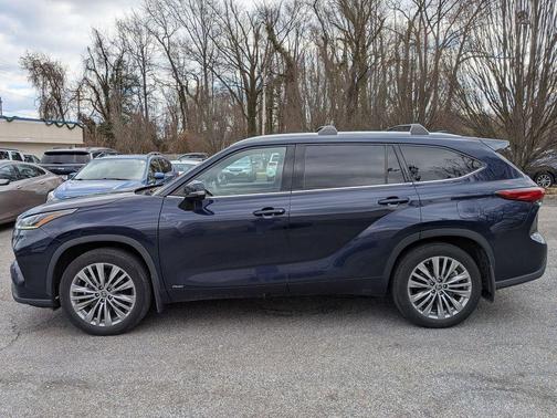 2022 Toyota Highlander Hybrid Platinum