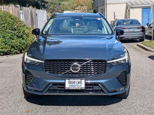 2023 Volvo XC60 B5 Plus Dark Theme