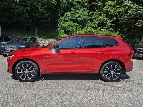 2024 Volvo XC60 B5 Plus Dark Theme