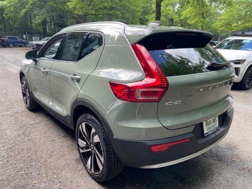 2025 Volvo XC40 B5 Ultra Bright Theme