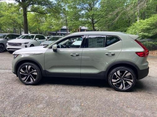 2025 Volvo XC40 B5 Ultra Bright Theme