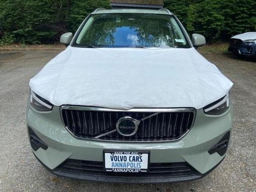 2025 Volvo XC40 B5 Ultra Bright Theme