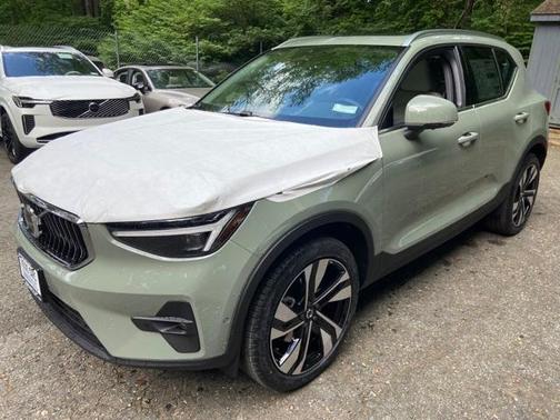 2025 Volvo XC40 B5 Ultra Bright Theme