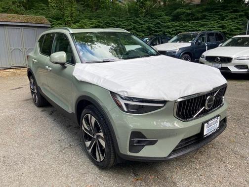 2025 Volvo XC40 B5 Ultra Bright Theme