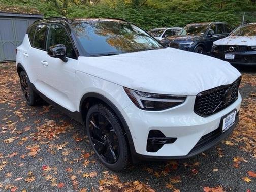2026 Volvo XC40 B5 Ultra Black Edition