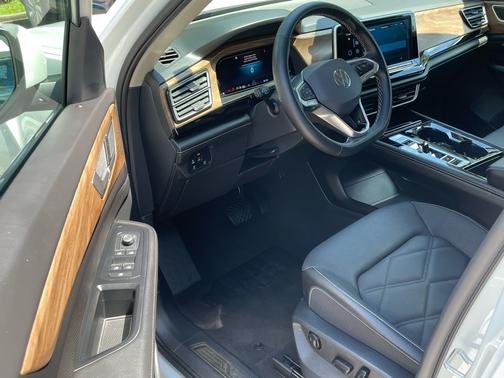 2024 Volkswagen Atlas 2.0T SE w/ Technology