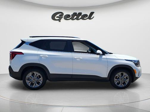 Snow White Pearl 2024 Kia Seltos S