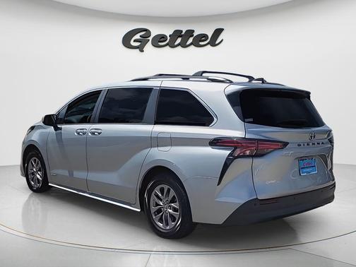 2021 Toyota Sienna XLE 8 Passenger