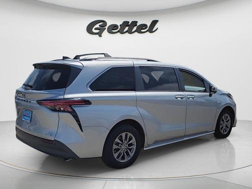 2021 Toyota Sienna XLE 8 Passenger