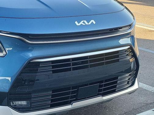 2023 Kia Niro SX