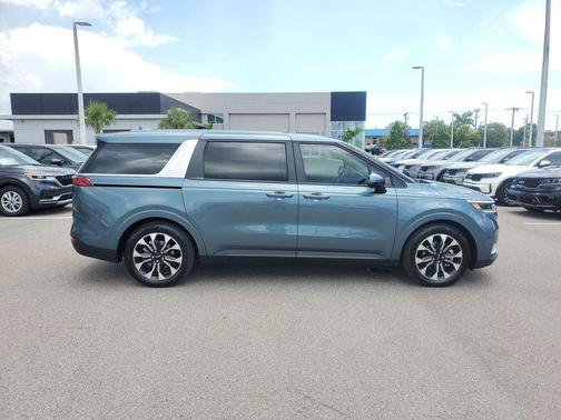 2024 Kia Carnival EX
