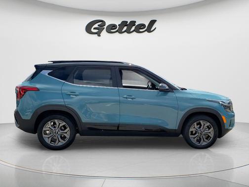 Pluton Blue/Black Roof 2024 Kia Seltos S