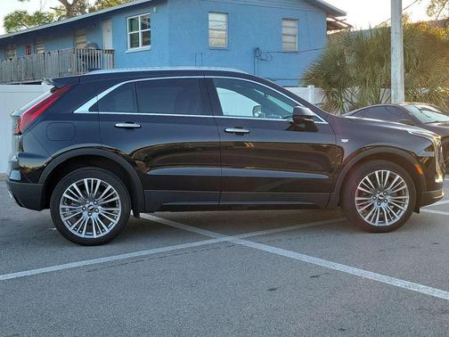 2024 Cadillac XT4 Premium Luxury