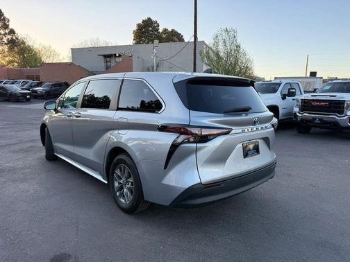2024 Toyota Sienna LE