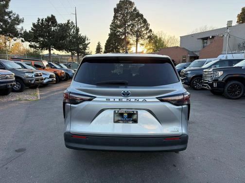 2024 Toyota Sienna LE