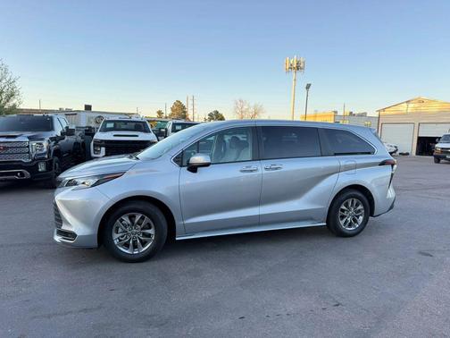 2024 Toyota Sienna LE