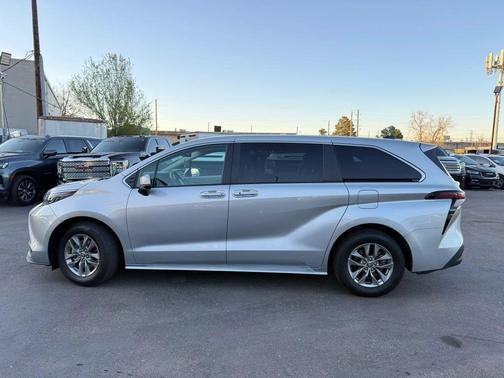 2024 Toyota Sienna LE