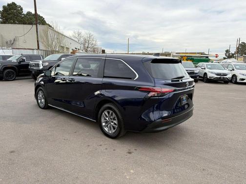 2022 Toyota Sienna LE