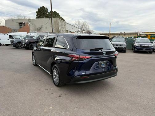 2022 Toyota Sienna LE