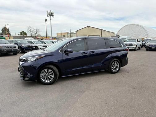 2022 Toyota Sienna LE