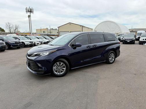 2022 Toyota Sienna LE