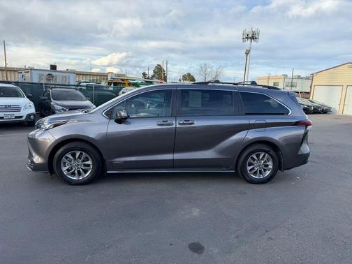 2021 Toyota Sienna LE