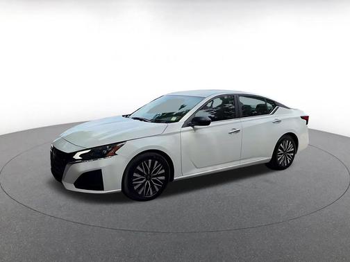 Glacier White 2025 Nissan Altima SV FWD