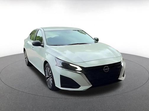 Glacier White 2025 Nissan Altima SV FWD
