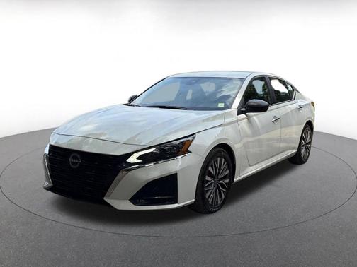 Glacier White 2025 Nissan Altima SV FWD