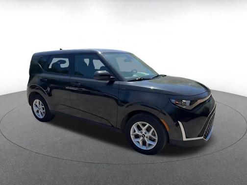 Fusion Black 2025 Kia Soul LX