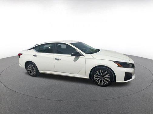 Glacier White 2025 Nissan Altima SV FWD
