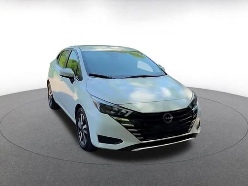 Aspen White Tricoat 2025 Nissan Versa 1.6 SV